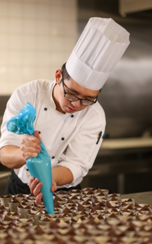 Expertise, in its element 🧑&zwj;🍳

#SeasonedbyQLD #PastryChef